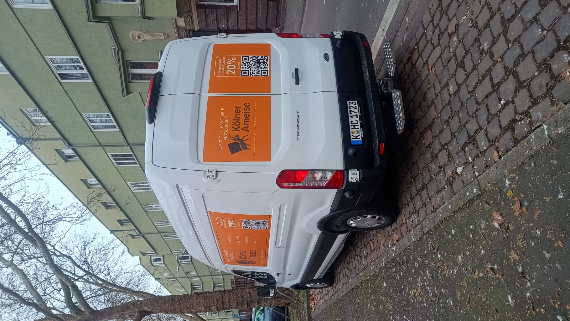 Entrümpelung Köln - Transporter der Kölner Ameise beim Möbelabtransport