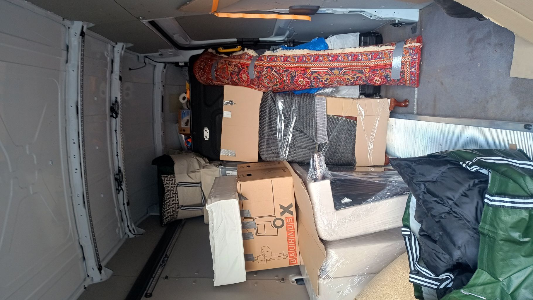 Entrümpelung Köln - Transporter beladen mit Spermüll und alten Möbeln