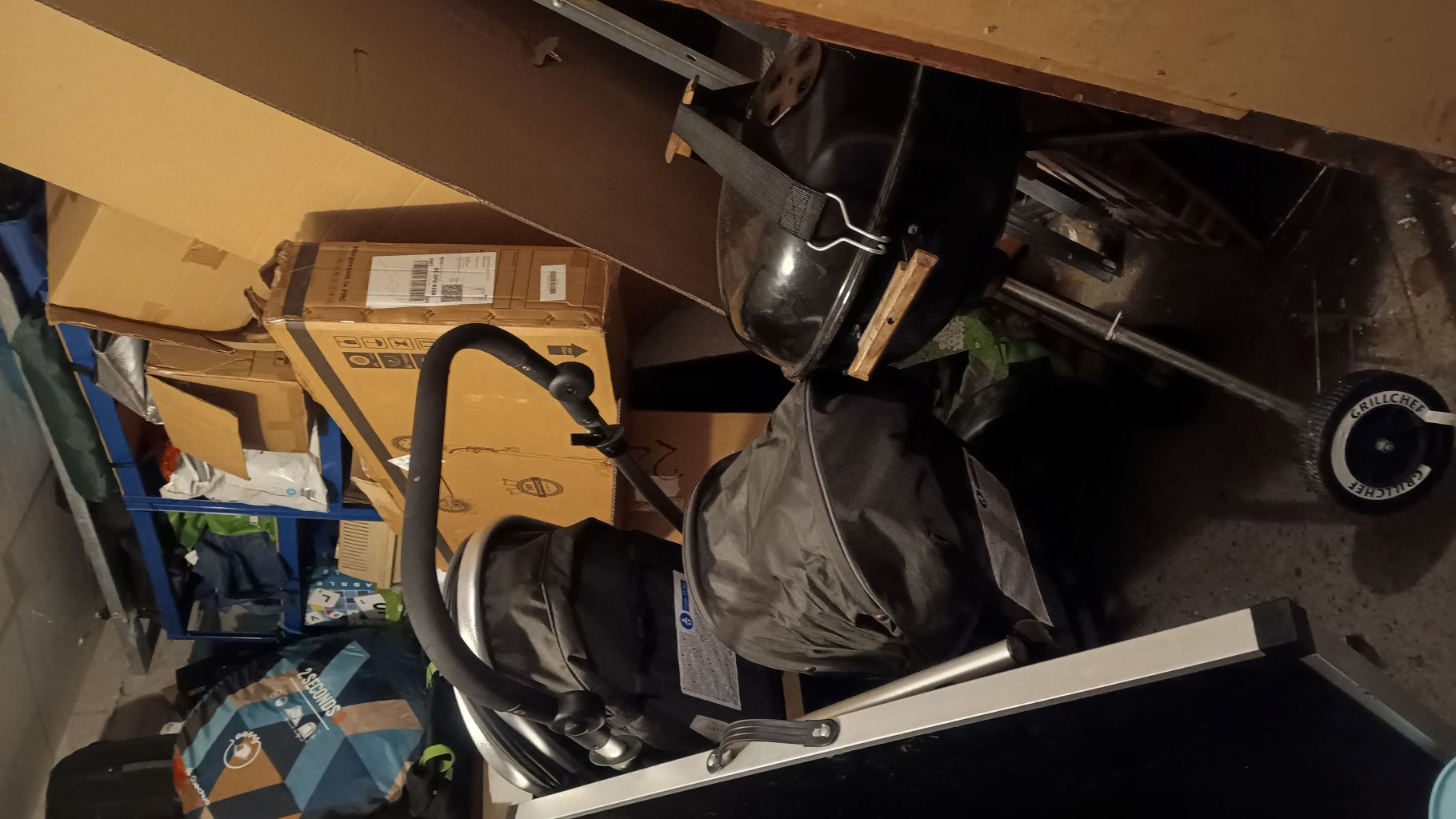 Kellerentrümpelung-Sperrmüll und alter Hausrat wird aus einem Keller ausgeräumt