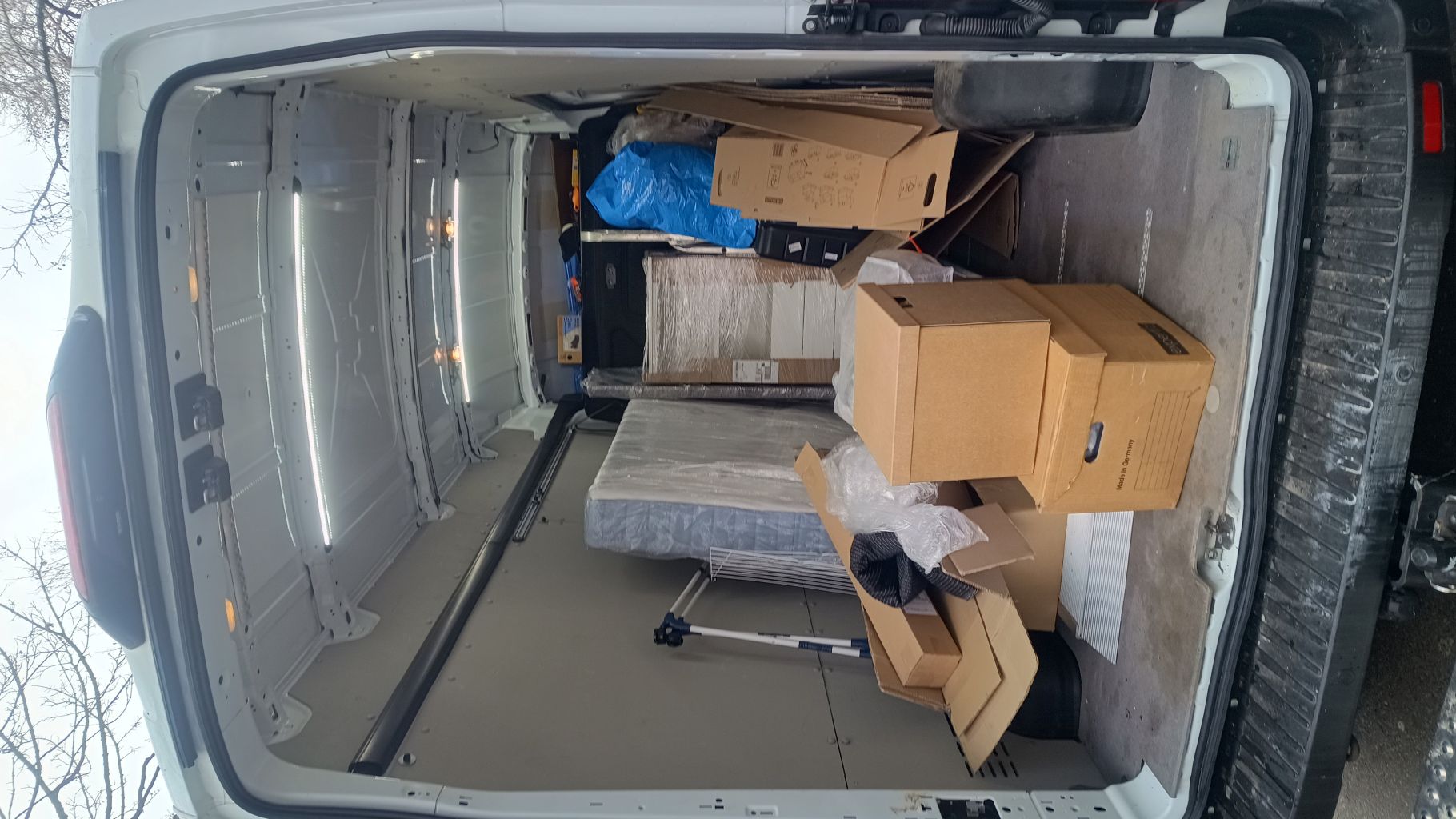 Umzugstransporter mit Möbeln in Köln