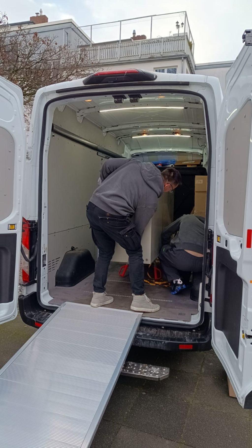 Verladen von Möbeln beim Umzug in Köln